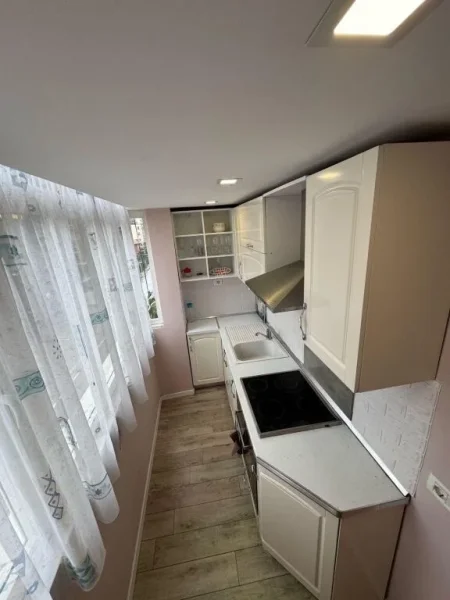 Tirane, jepet me qera apartament 1+1 Kati 4, 60 m² 600 € (Rruga Kongresi i Lushnjes)