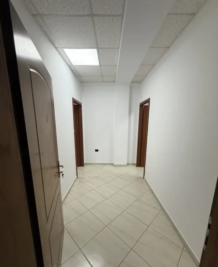 Tirane, jepet me qera ambjent biznesi Kati 2, 65 m² 500 € (Laprakë)
