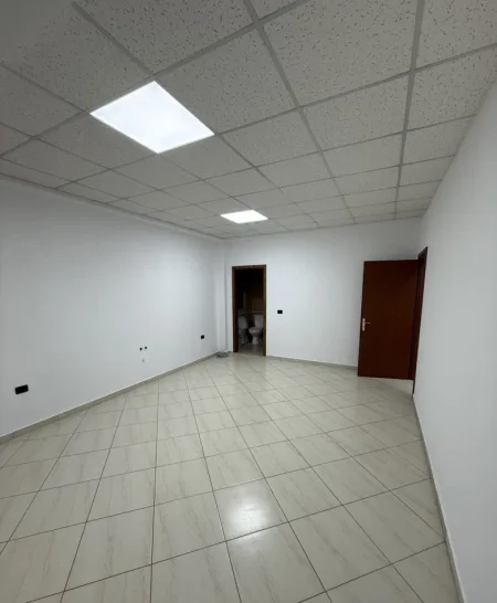 Tirane, jepet me qera ambjent biznesi Kati 2, 65 m² 500 € (Laprakë)