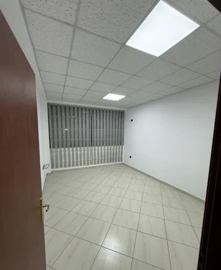 Tirane, jepet me qera ambjent biznesi Kati 2, 65 m² 500 € (Laprakë)