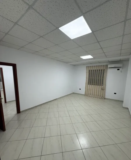 Tirane, jepet me qera ambjent biznesi Kati 2, 65 m² 500 € (Laprakë)