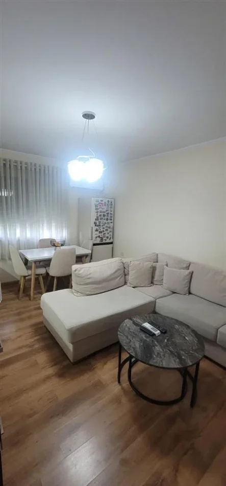 Tirane, jepet me qera apartament 2+1 Kati 2, 70 m² 500 € (Shkolla e Bashkuar)