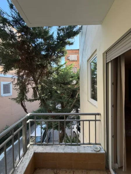 Tirane, jepet me qera apartament 1+1 Kati 2, 70 m² 500 € (Brryli)