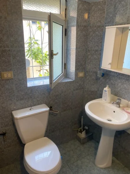 Tirane, jepet me qera apartament 1+1 Kati 2, 60 m² 400 € (Rruga Ramë Sadria)