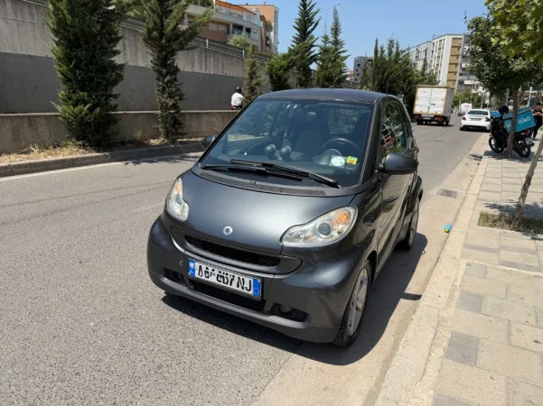 Tirane, shitet makine Smart Benzin, gri e erret automatik 200.000 km 3.800 €