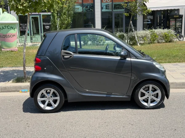 Tirane, shitet makine Smart Benzin, gri e erret automatik 200.000 km 3.800 €