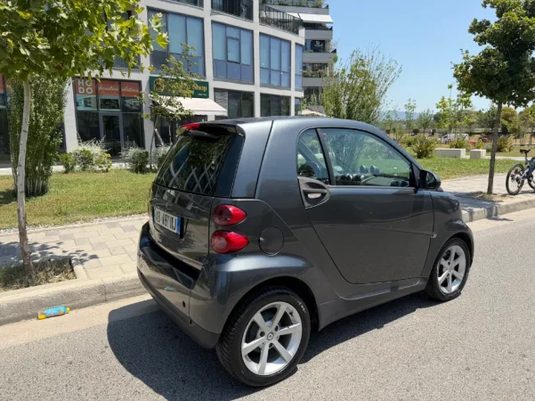 Tirane, shitet makine Smart Benzin, gri e erret automatik 200.000 km 3.800 €