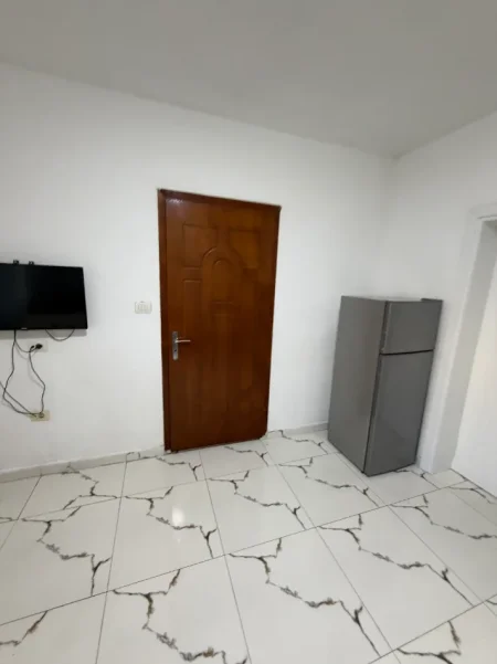 Tirane, jepet me qera apartament+verande  1+1 Kati 0, 30.000 leke i diskutueshem (Rruga Dino Kalenja , Paskuqan 2)