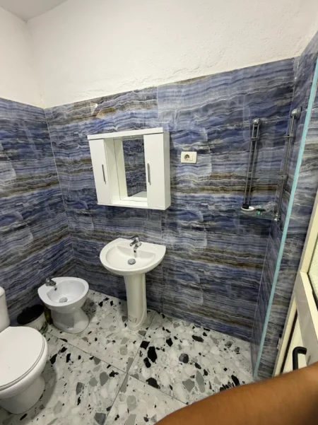Tirane, jepet me qera apartament+verande  1+1 Kati 0, 30.000 leke i diskutueshem (Rruga Dino Kalenja , Paskuqan 2)