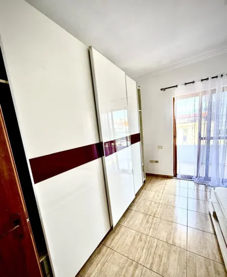 Durres, jepet me qera apartament 3+1 Kati 1, 250 m² 600 € (Autostrada Tiranë–Durrës)