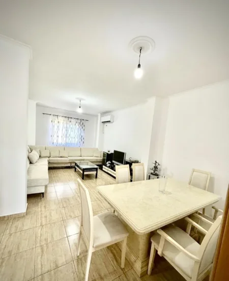 Durres, jepet me qera apartament 3+1 Kati 1, 250 m² 600 € (Autostrada Tiranë–Durrës)