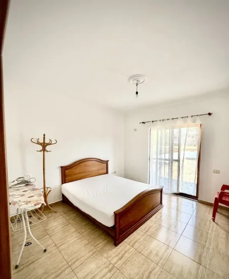Durres, jepet me qera apartament 3+1 Kati 1, 250 m² 600 € (Autostrada Tiranë–Durrës)