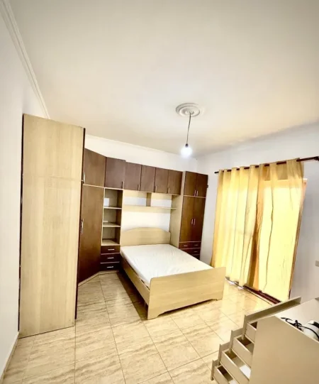 Durres, jepet me qera apartament 3+1 Kati 1, 250 m² 600 € (Autostrada Tiranë–Durrës)