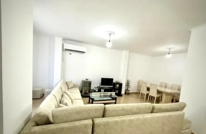 Durres, jepet me qera apartament 3+1 Kati 1, 250 m² 600 € (Autostrada Tiranë–Durrës)