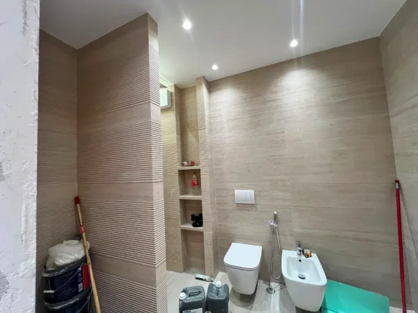 Tirane, jepet me qera zyre , 122 m² 1.500 € (Ish Ekspozita)