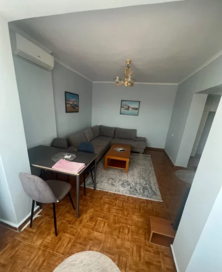 Tirane, jepet me qera apartament 1+1 Kati 5, 56 m² 450 € (Xhamlliku)