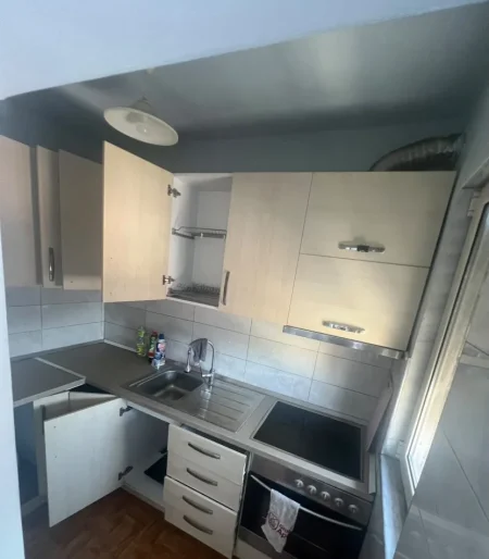 Tirane, jepet me qera apartament 1+1 Kati 5, 56 m² 450 € (Xhamlliku)