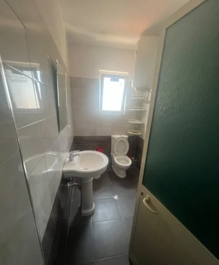 Tirane, jepet me qera apartament 1+1 Kati 5, 56 m² 450 € (Xhamlliku)