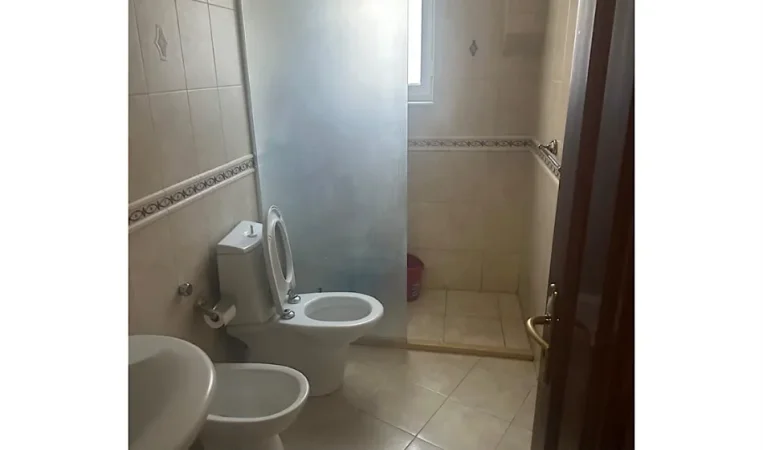 Tirane, jepet me qera apartament 3+1 Kati 1, 87 m² 1.000 € 