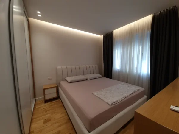 Tirane, jepet me qera apartament 1+1 , 650 € (Rruga e Kavajës)