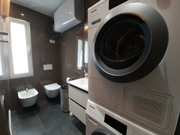Tirane, jepet me qera apartament 1+1 , 650 € (Rruga e Kavajës)