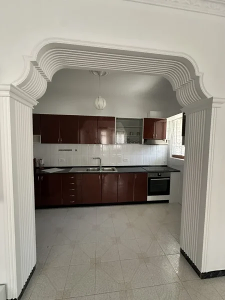 Tirane, jepet me qera apartament 2+1 Kati 2, 120 m² 600 € (Qytet Studenti)