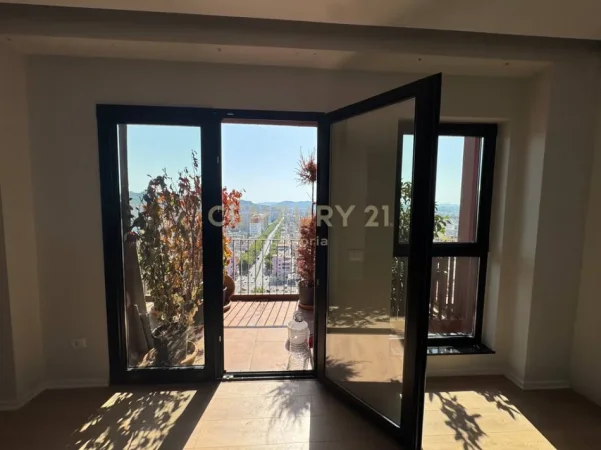 Tirane, jepet me qera zyre Kati 17, 160 m² 2.500 € (rruga e kavajes)