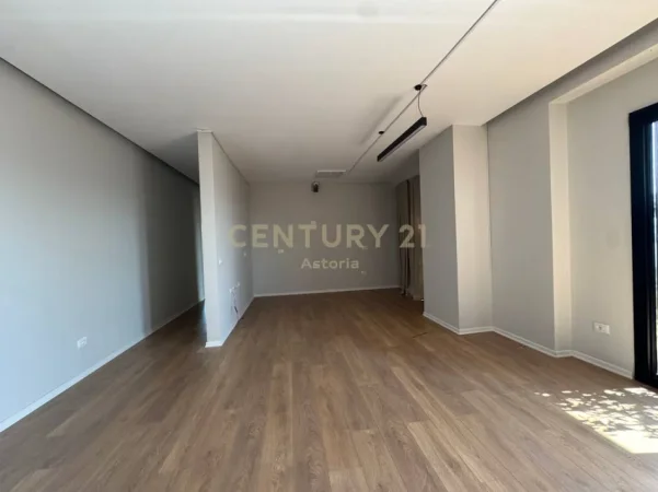 Tirane, jepet me qera zyre Kati 17, 160 m² 2.500 € (rruga e kavajes)
