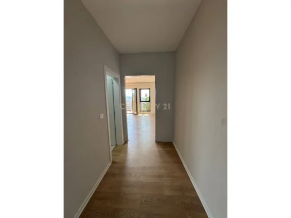 Tirane, jepet me qera zyre Kati 17, 160 m² 2.500 € (rruga e kavajes)