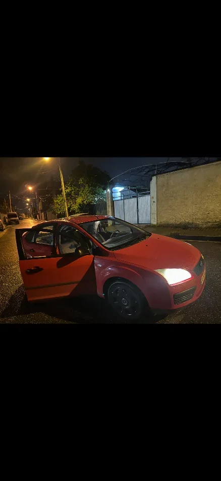 Tirane, shitet makine Ford Focus 2005 Benzin+Gaz, e kuqe 2.300 €