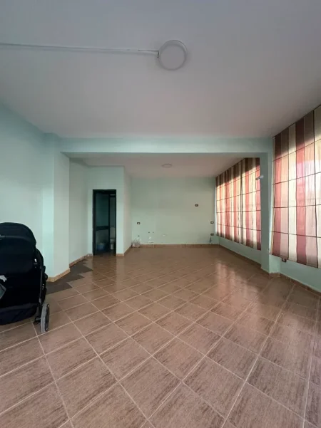 Tirane, jepet me qera dyqan , 40 m² 230 € (Rruga e qelqit)