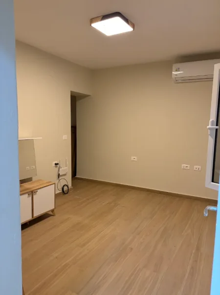 Tirane, jepet me qera nga Pronari, pa-komision zyre Kati 0, 2 m² 550 € (Rr Abdyl Frasheri)