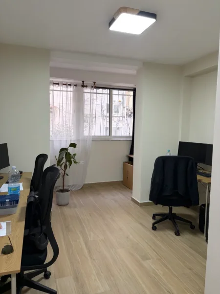 Tirane, jepet me qera nga Pronari, pa-komision zyre Kati 0, 2 m² 550 € (Rr Abdyl Frasheri)