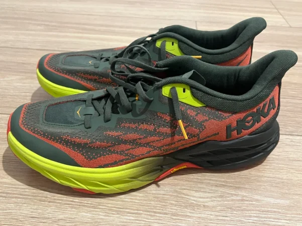 Tirane, shes Atlete Hoka 97 €