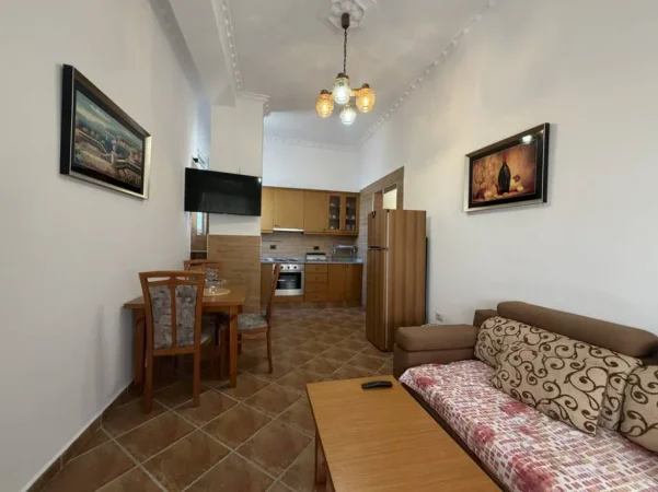 Tirane, jepet me qera apartament 1+1+Ballkon Kati 6, 60 m² 600 € (Blloku i Ambasadave)