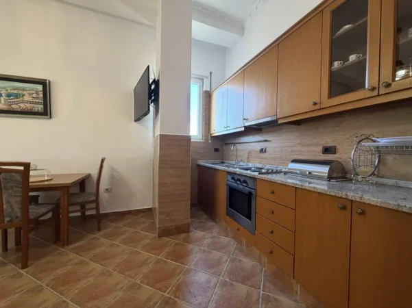 Tirane, jepet me qera apartament 1+1+Ballkon Kati 6, 60 m² 600 € (Blloku i Ambasadave)