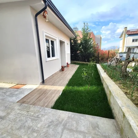 Tirane, jepet me qera shtepi 2+1 Kati 1, 100 m² 600 € (Rruga e Vilave)