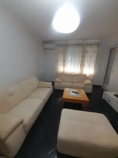 Tirane, jepet me qera apartament 2+1+Ballkon Kati 2, 103 m² 450 € (Rruga Thesarit, Fresk, Tiranë)