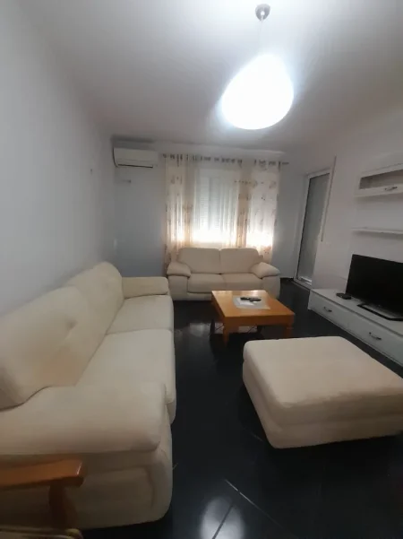 Tirane, jepet me qera apartament 2+1+Ballkon Kati 2, 103 m² 450 € (Rruga Thesarit, Fresk, Tiranë)