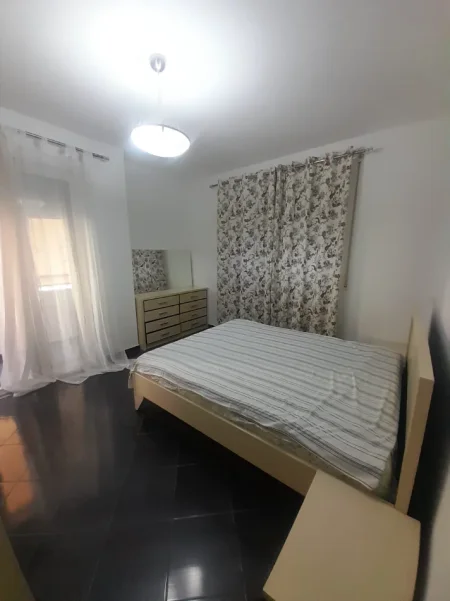 Tirane, jepet me qera apartament 2+1+Ballkon Kati 2, 103 m² 450 € (Rruga Thesarit, Fresk, Tiranë)