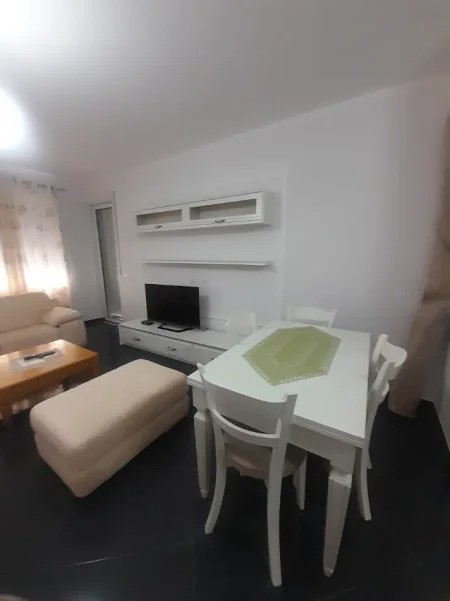 Tirane, jepet me qera apartament 2+1+Ballkon Kati 2, 103 m² 450 € (Rruga Thesarit, Fresk, Tiranë)