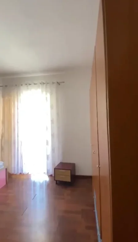 Tirane, jepet me qera apartament 2+1 Kati 2, 90 m² 500 € (Rruga 5 Maji)
