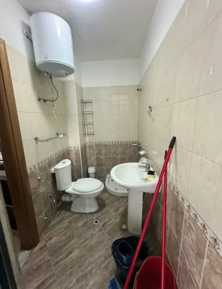 Tirane, jepet me qera apartament 1+1+Ballkon Kati 4, 50 m² 400 € (Concord center)