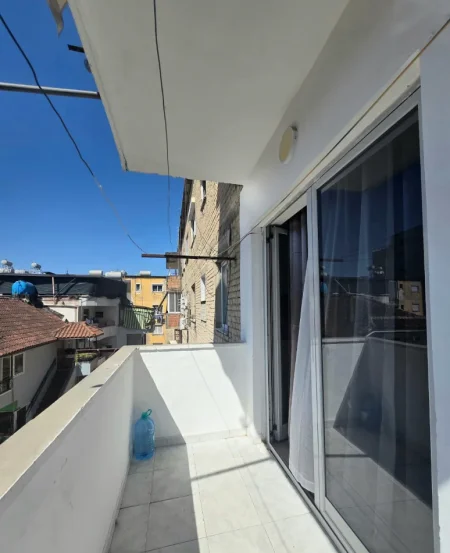 Tirane, jepet me qera apartament 1+1+Ballkon Kati 4, 38 m² 440 € (Oslo bar)