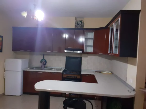 Tirane, jap me qera apartament 1+1 Kati 1, 73 m² 400 € (Rruga Loni Ligori)