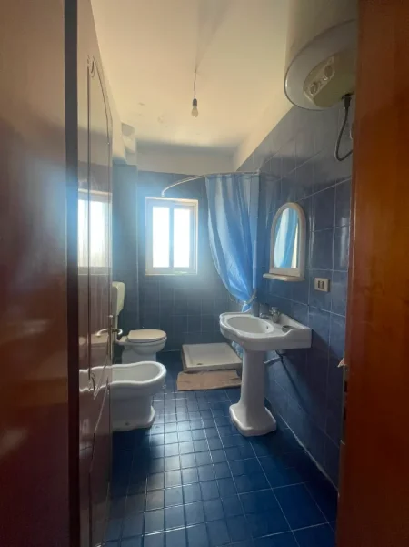Tirane, jepet me qera apartament 2+1+Ballkon Kati 3, 120 m² 600 € (Rruga Bardhyl)