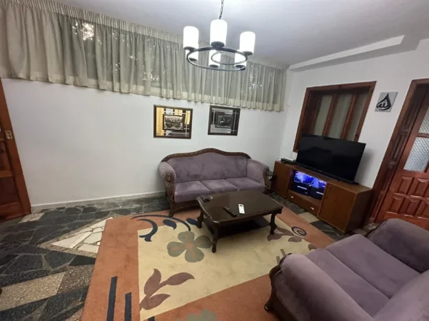 Tirane, jepet me qera Vile 2+1 Kati 1, 100 m² 500 € (Xhamlliku)