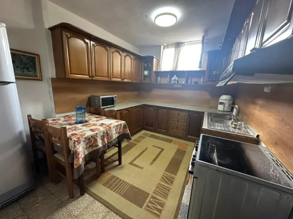 Tirane, jepet me qera Vile 2+1 Kati 1, 100 m² 500 € (Xhamlliku)