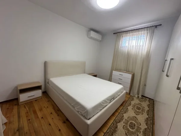Tirane, jepet me qera Vile 2+1 Kati 1, 100 m² 500 € (Xhamlliku)