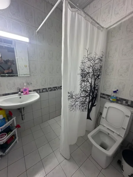 Tirane, jepet me qera Vile 2+1 Kati 1, 100 m² 500 € (Xhamlliku)